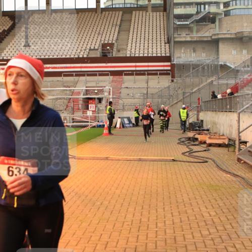 08.12.2024 - St. Pauli X-Mass-Run No. 14 Kathrin Stürmer Photography http://msf.ph/oto/7543226 08.12.2024 10:04:12 Ziel  meine-sportfotos.de