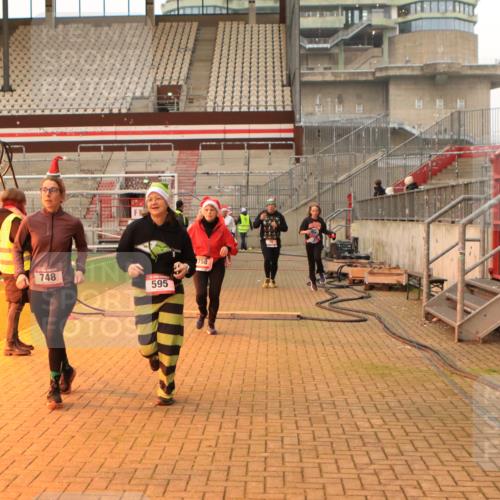 08.12.2024 - St. Pauli X-Mass-Run No. 14 Kathrin Stürmer Photography http://msf.ph/oto/7543248 08.12.2024 10:04:20 Ziel  meine-sportfotos.de