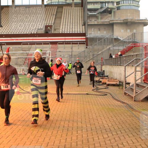 08.12.2024 - St. Pauli X-Mass-Run No. 14 Kathrin Stürmer Photography http://msf.ph/oto/7543249 08.12.2024 10:04:20 Ziel  meine-sportfotos.de
