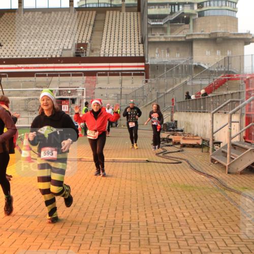 08.12.2024 - St. Pauli X-Mass-Run No. 14 Kathrin Stürmer Photography http://msf.ph/oto/7543250 08.12.2024 10:04:20 Ziel  meine-sportfotos.de