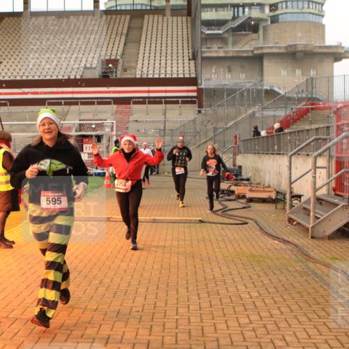 08.12.2024 - St. Pauli X-Mass-Run No. 14 Kathrin Stürmer Photography http://msf.ph/oto/7543251 08.12.2024 10:04:20 Ziel  meine-sportfotos.de