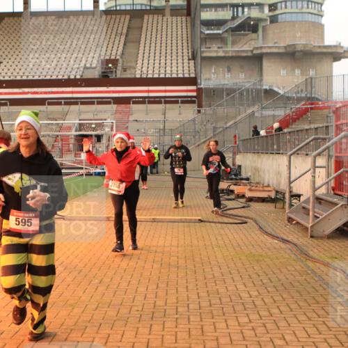 08.12.2024 - St. Pauli X-Mass-Run No. 14 Kathrin Stürmer Photography http://msf.ph/oto/7543252 08.12.2024 10:04:21 Ziel  meine-sportfotos.de