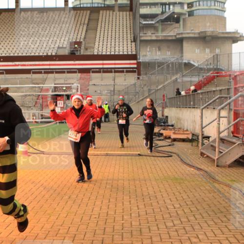 08.12.2024 - St. Pauli X-Mass-Run No. 14 Kathrin Stürmer Photography http://msf.ph/oto/7543253 08.12.2024 10:04:21 Ziel  meine-sportfotos.de