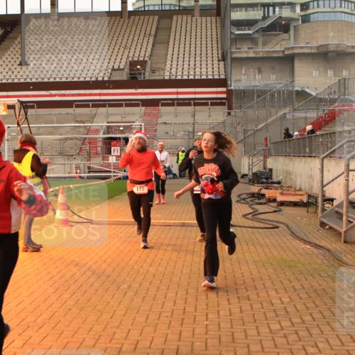 08.12.2024 - St. Pauli X-Mass-Run No. 14 Kathrin Stürmer Photography http://msf.ph/oto/7543260 08.12.2024 10:04:22 Ziel  meine-sportfotos.de