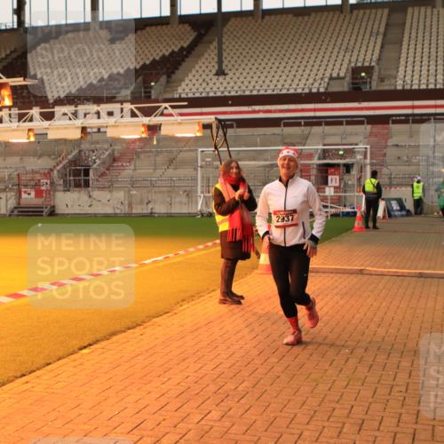 08.12.2024 - St. Pauli X-Mass-Run No. 14 Kathrin Stürmer Photography http://msf.ph/oto/7543274 08.12.2024 10:04:26 Ziel  meine-sportfotos.de