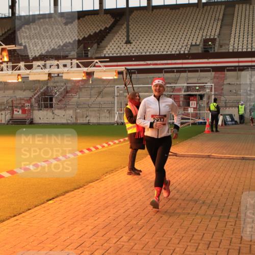 08.12.2024 - St. Pauli X-Mass-Run No. 14 Kathrin Stürmer Photography http://msf.ph/oto/7543275 08.12.2024 10:04:26 Ziel  meine-sportfotos.de
