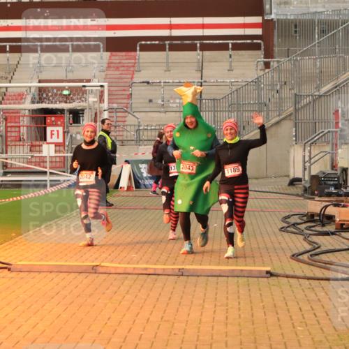 08.12.2024 - St. Pauli X-Mass-Run No. 14 Kathrin Stürmer Photography http://msf.ph/oto/7543283 08.12.2024 10:04:33 Ziel  meine-sportfotos.de