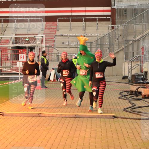 08.12.2024 - St. Pauli X-Mass-Run No. 14 Kathrin Stürmer Photography http://msf.ph/oto/7543285 08.12.2024 10:04:33 Ziel  meine-sportfotos.de