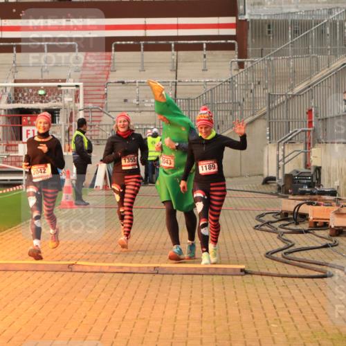 08.12.2024 - St. Pauli X-Mass-Run No. 14 Kathrin Stürmer Photography http://msf.ph/oto/7543286 08.12.2024 10:04:33 Ziel  meine-sportfotos.de