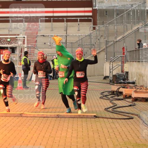 08.12.2024 - St. Pauli X-Mass-Run No. 14 Kathrin Stürmer Photography http://msf.ph/oto/7543287 08.12.2024 10:04:34 Ziel  meine-sportfotos.de
