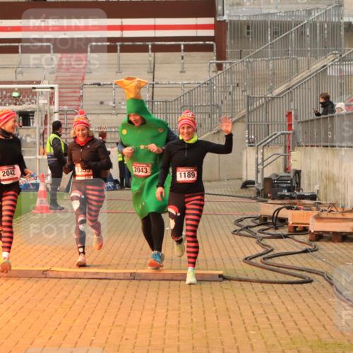 08.12.2024 - St. Pauli X-Mass-Run No. 14 Kathrin Stürmer Photography http://msf.ph/oto/7543288 08.12.2024 10:04:34 Ziel  meine-sportfotos.de
