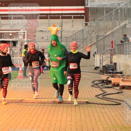 08.12.2024 - St. Pauli X-Mass-Run No. 14 Kathrin Stürmer Photography http://msf.ph/oto/7543289 08.12.2024 10:04:34 Ziel  meine-sportfotos.de