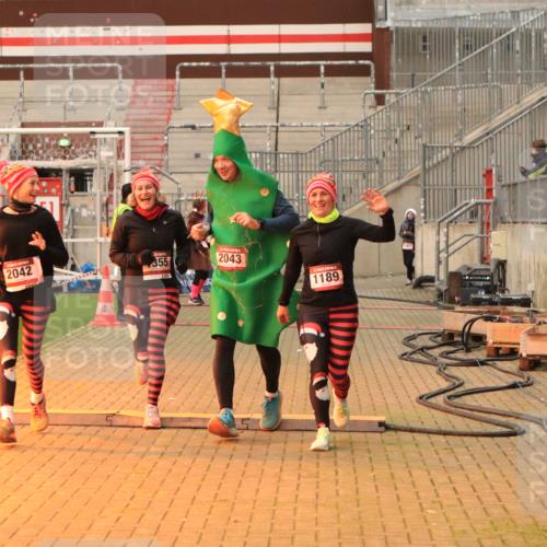 08.12.2024 - St. Pauli X-Mass-Run No. 14 Kathrin Stürmer Photography http://msf.ph/oto/7543290 08.12.2024 10:04:34 Ziel  meine-sportfotos.de