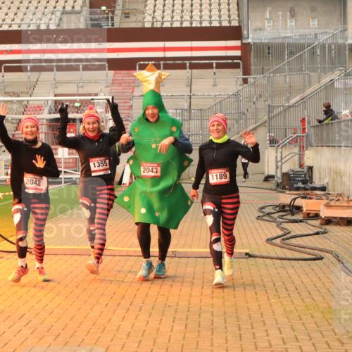 08.12.2024 - St. Pauli X-Mass-Run No. 14 Kathrin Stürmer Photography http://msf.ph/oto/7543291 08.12.2024 10:04:35 Ziel  meine-sportfotos.de