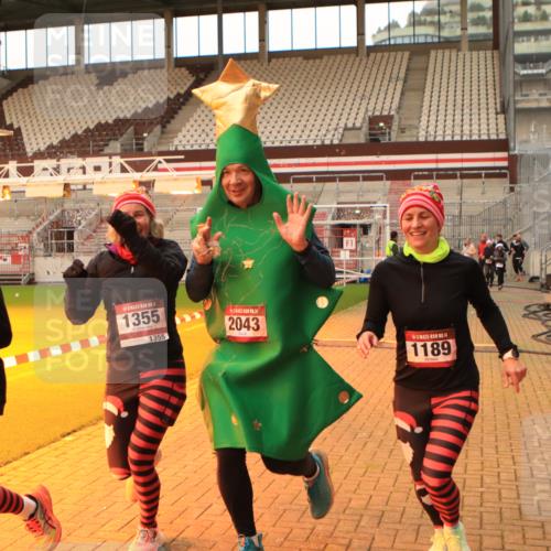 08.12.2024 - St. Pauli X-Mass-Run No. 14 Kathrin Stürmer Photography http://msf.ph/oto/7543303 08.12.2024 10:04:37 Ziel  meine-sportfotos.de