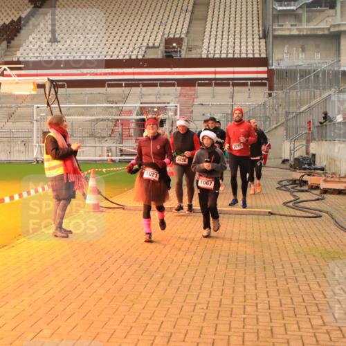08.12.2024 - St. Pauli X-Mass-Run No. 14 Kathrin Stürmer Photography http://msf.ph/oto/7543305 08.12.2024 10:04:45 Ziel  meine-sportfotos.de