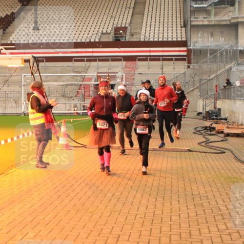 08.12.2024 - St. Pauli X-Mass-Run No. 14 Kathrin Stürmer Photography http://msf.ph/oto/7543306 08.12.2024 10:04:46 Ziel  meine-sportfotos.de