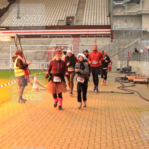 08.12.2024 - St. Pauli X-Mass-Run No. 14 Kathrin Stürmer Photography http://msf.ph/oto/7543307 08.12.2024 10:04:46 Ziel  meine-sportfotos.de