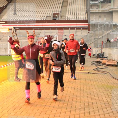 08.12.2024 - St. Pauli X-Mass-Run No. 14 Kathrin Stürmer Photography http://msf.ph/oto/7543311 08.12.2024 10:04:47 Ziel  meine-sportfotos.de