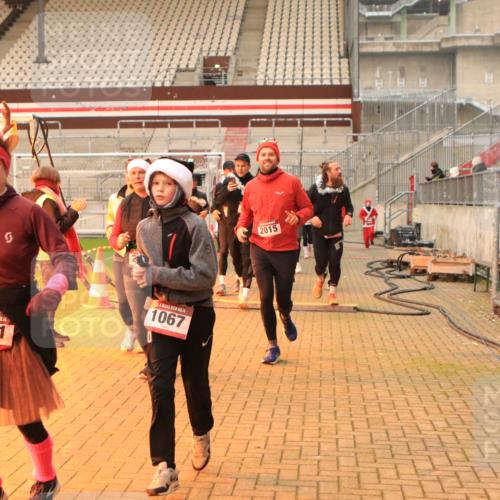 08.12.2024 - St. Pauli X-Mass-Run No. 14 Kathrin Stürmer Photography http://msf.ph/oto/7543314 08.12.2024 10:04:47 Ziel  meine-sportfotos.de