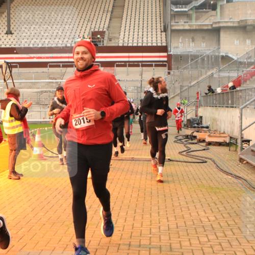 08.12.2024 - St. Pauli X-Mass-Run No. 14 Kathrin Stürmer Photography http://msf.ph/oto/7543321 08.12.2024 10:04:49 Ziel  meine-sportfotos.de