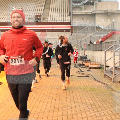 08.12.2024 - St. Pauli X-Mass-Run No. 14 Kathrin Stürmer Photography http://msf.ph/oto/7543323 08.12.2024 10:04:49 Ziel  meine-sportfotos.de
