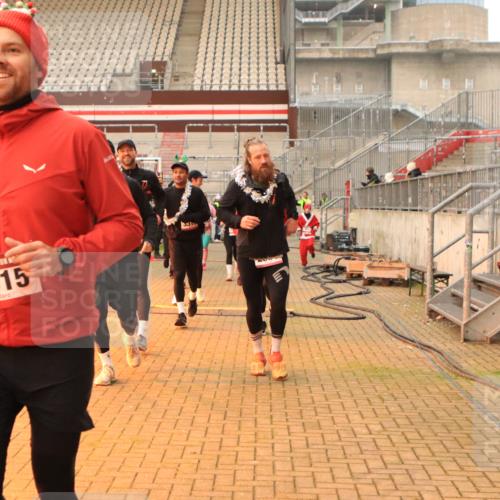08.12.2024 - St. Pauli X-Mass-Run No. 14 Kathrin Stürmer Photography http://msf.ph/oto/7543324 08.12.2024 10:04:49 Ziel  meine-sportfotos.de