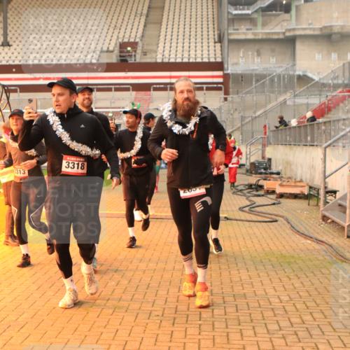 08.12.2024 - St. Pauli X-Mass-Run No. 14 Kathrin Stürmer Photography http://msf.ph/oto/7543326 08.12.2024 10:04:50 Ziel  meine-sportfotos.de