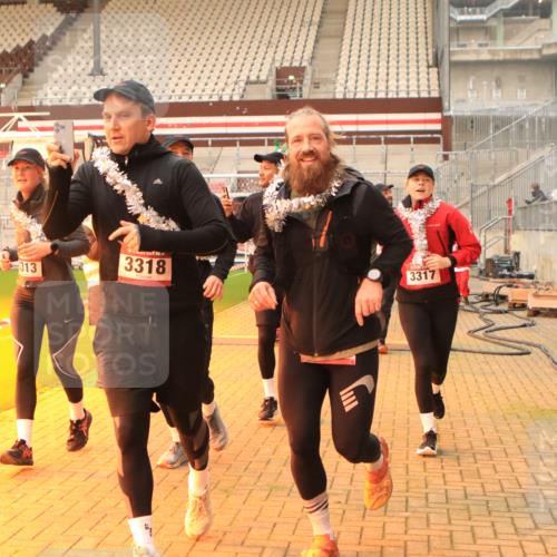 08.12.2024 - St. Pauli X-Mass-Run No. 14 Kathrin Stürmer Photography http://msf.ph/oto/7543329 08.12.2024 10:04:51 Ziel  meine-sportfotos.de