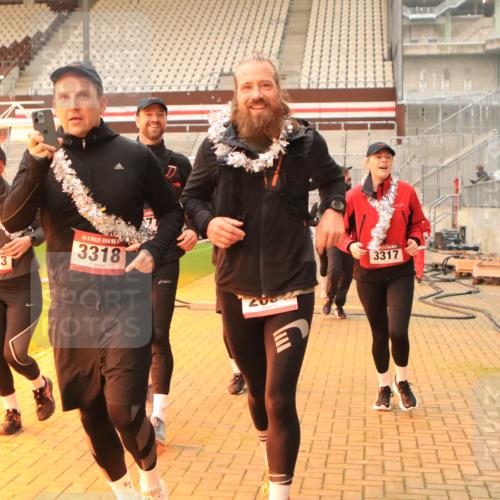 08.12.2024 - St. Pauli X-Mass-Run No. 14 Kathrin Stürmer Photography http://msf.ph/oto/7543330 08.12.2024 10:04:51 Ziel  meine-sportfotos.de