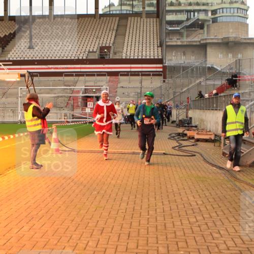 08.12.2024 - St. Pauli X-Mass-Run No. 14 Kathrin Stürmer Photography http://msf.ph/oto/7543385 08.12.2024 10:05:16 Ziel  meine-sportfotos.de