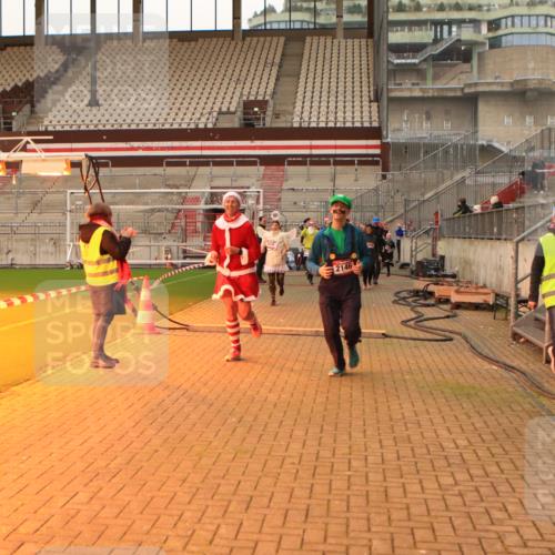 08.12.2024 - St. Pauli X-Mass-Run No. 14 Kathrin Stürmer Photography http://msf.ph/oto/7543387 08.12.2024 10:05:17 Ziel  meine-sportfotos.de