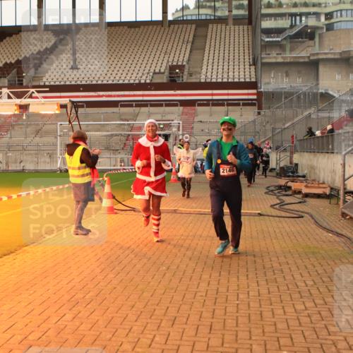 08.12.2024 - St. Pauli X-Mass-Run No. 14 Kathrin Stürmer Photography http://msf.ph/oto/7543389 08.12.2024 10:05:17 Ziel  meine-sportfotos.de