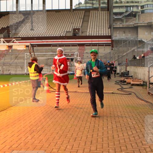 08.12.2024 - St. Pauli X-Mass-Run No. 14 Kathrin Stürmer Photography http://msf.ph/oto/7543390 08.12.2024 10:05:17 Ziel  meine-sportfotos.de