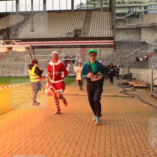 08.12.2024 - St. Pauli X-Mass-Run No. 14 Kathrin Stürmer Photography http://msf.ph/oto/7543391 08.12.2024 10:05:18 Ziel  meine-sportfotos.de