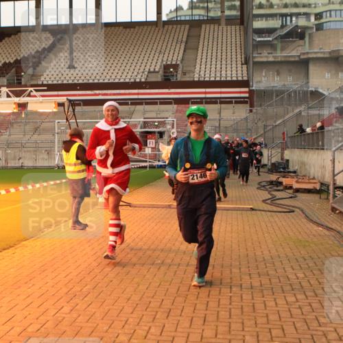 08.12.2024 - St. Pauli X-Mass-Run No. 14 Kathrin Stürmer Photography http://msf.ph/oto/7543392 08.12.2024 10:05:18 Ziel  meine-sportfotos.de
