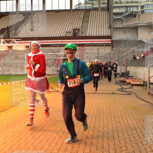 08.12.2024 - St. Pauli X-Mass-Run No. 14 Kathrin Stürmer Photography http://msf.ph/oto/7543394 08.12.2024 10:05:18 Ziel  meine-sportfotos.de
