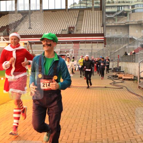 08.12.2024 - St. Pauli X-Mass-Run No. 14 Kathrin Stürmer Photography http://msf.ph/oto/7543396 08.12.2024 10:05:19 Ziel  meine-sportfotos.de