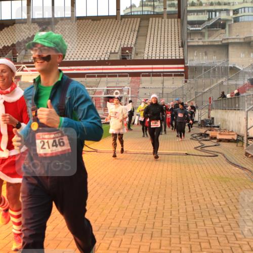 08.12.2024 - St. Pauli X-Mass-Run No. 14 Kathrin Stürmer Photography http://msf.ph/oto/7543397 08.12.2024 10:05:19 Ziel  meine-sportfotos.de