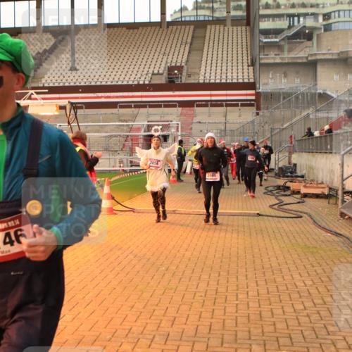 08.12.2024 - St. Pauli X-Mass-Run No. 14 Kathrin Stürmer Photography http://msf.ph/oto/7543398 08.12.2024 10:05:19 Ziel  meine-sportfotos.de