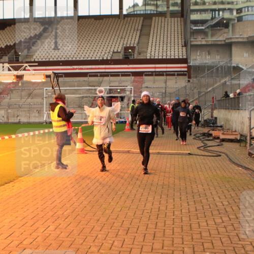 08.12.2024 - St. Pauli X-Mass-Run No. 14 Kathrin Stürmer Photography http://msf.ph/oto/7543400 08.12.2024 10:05:20 Ziel  meine-sportfotos.de