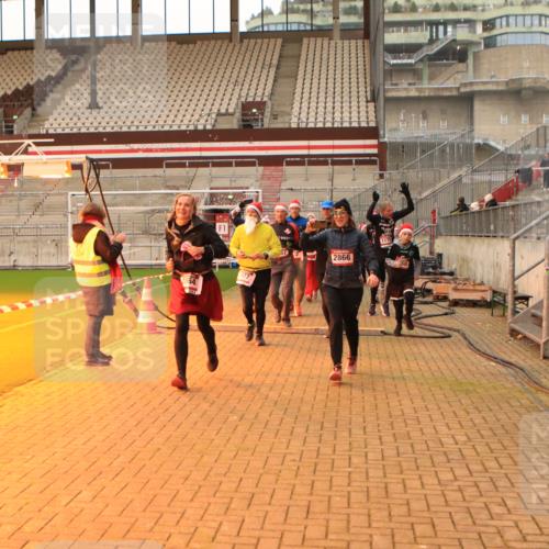 08.12.2024 - St. Pauli X-Mass-Run No. 14 Kathrin Stürmer Photography http://msf.ph/oto/7543410 08.12.2024 10:05:22 Ziel  meine-sportfotos.de