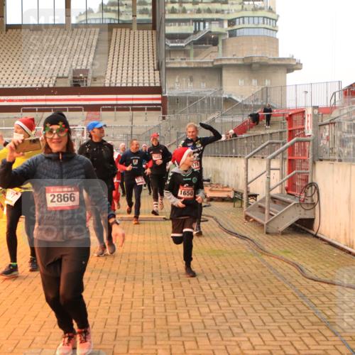08.12.2024 - St. Pauli X-Mass-Run No. 14 Kathrin Stürmer Photography http://msf.ph/oto/7543418 08.12.2024 10:05:24 Ziel  meine-sportfotos.de