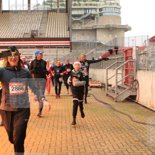 08.12.2024 - St. Pauli X-Mass-Run No. 14 Kathrin Stürmer Photography http://msf.ph/oto/7543419 08.12.2024 10:05:24 Ziel  meine-sportfotos.de