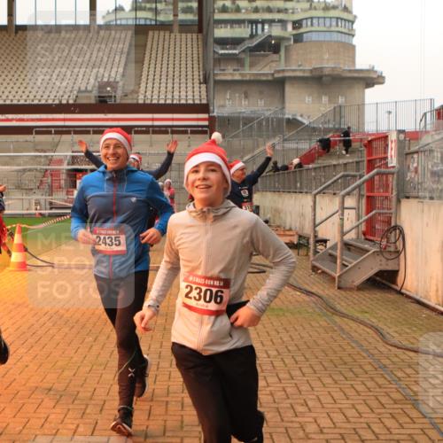 08.12.2024 - St. Pauli X-Mass-Run No. 14 Kathrin Stürmer Photography http://msf.ph/oto/7543435 08.12.2024 10:05:29 Ziel  meine-sportfotos.de