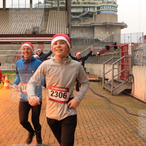 08.12.2024 - St. Pauli X-Mass-Run No. 14 Kathrin Stürmer Photography http://msf.ph/oto/7543436 08.12.2024 10:05:29 Ziel  meine-sportfotos.de