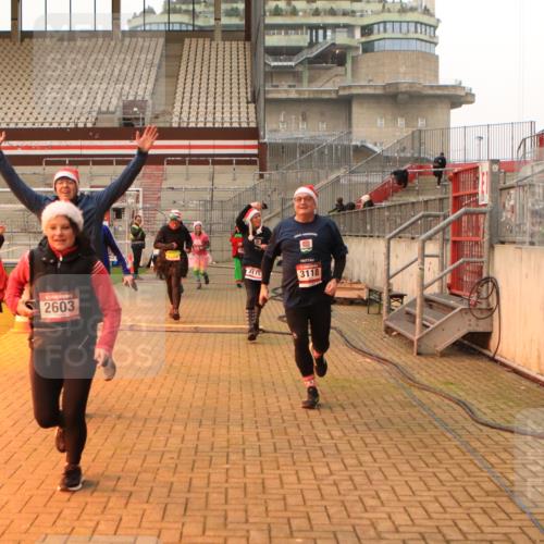 08.12.2024 - St. Pauli X-Mass-Run No. 14 Kathrin Stürmer Photography http://msf.ph/oto/7543438 08.12.2024 10:05:30 Ziel  meine-sportfotos.de