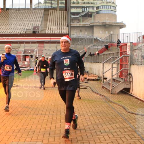 08.12.2024 - St. Pauli X-Mass-Run No. 14 Kathrin Stürmer Photography http://msf.ph/oto/7543443 08.12.2024 10:05:31 Ziel  meine-sportfotos.de