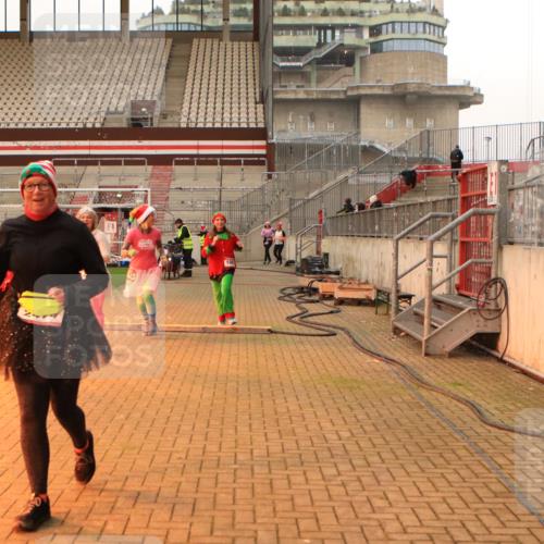 08.12.2024 - St. Pauli X-Mass-Run No. 14 Kathrin Stürmer Photography http://msf.ph/oto/7543458 08.12.2024 10:05:34 Ziel  meine-sportfotos.de