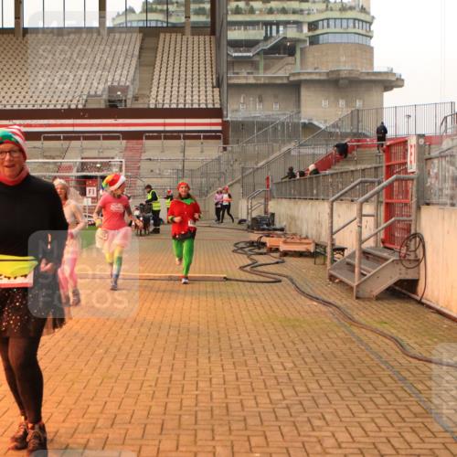 08.12.2024 - St. Pauli X-Mass-Run No. 14 Kathrin Stürmer Photography http://msf.ph/oto/7543459 08.12.2024 10:05:34 Ziel  meine-sportfotos.de